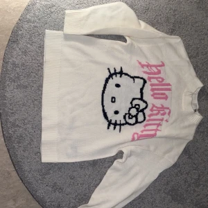 hello kitty sweater - hello kitty sweater, aldrig använd passar M/L 