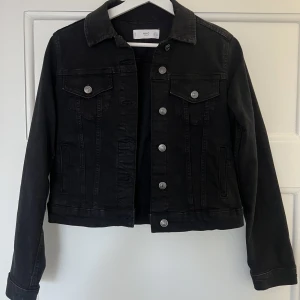 Jeansjacka - Jag säljer min svarta jeansjacka som är i väldigt bra skick! Storlek XS och från märket Mango. Använd fåtal gånger💕Kan komma överens om ett pris direkt vid snabb affär