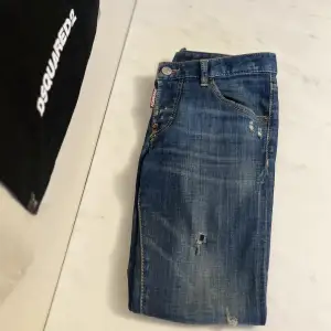 Säljer nu dessa ouörhört snygga Dsquared2 jeansen, som är inköpta från Farfetch för 5499kr cond 9/10 Inget slitage synligt förutom det som är i designen. Vid frågor eller funderingar tveka inte på att höra av er// Mvh Märkeskläder outlett 