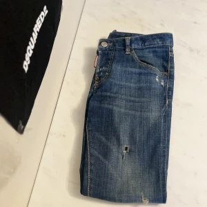 Dsquared2 jeans - Säljer nu dessa ouörhört snygga Dsquared2 jeansen, som är inköpta från Farfetch för 5499kr cond 9/10 Inget slitage synligt förutom det som är i designen. Vid frågor eller funderingar tveka inte på att höra av er// Mvh Märkeskläder outlett 