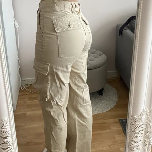 Cargobyxor - Supersnygga cargo byxor som sitter som en smäck, från Bershka ❣️Stlr 34, så passar XS/S, använda ett fåtal gånger. 🌼