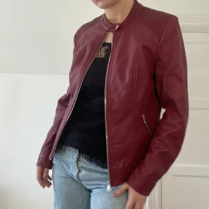 Vinröd läderjacka - Storlek M. Märke orsay. Äkta läder. Inga defekter.