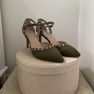 Valentino-inspirerade klackar  - Gröna ”mocka” klackar med nitar inköpta på sellpy.