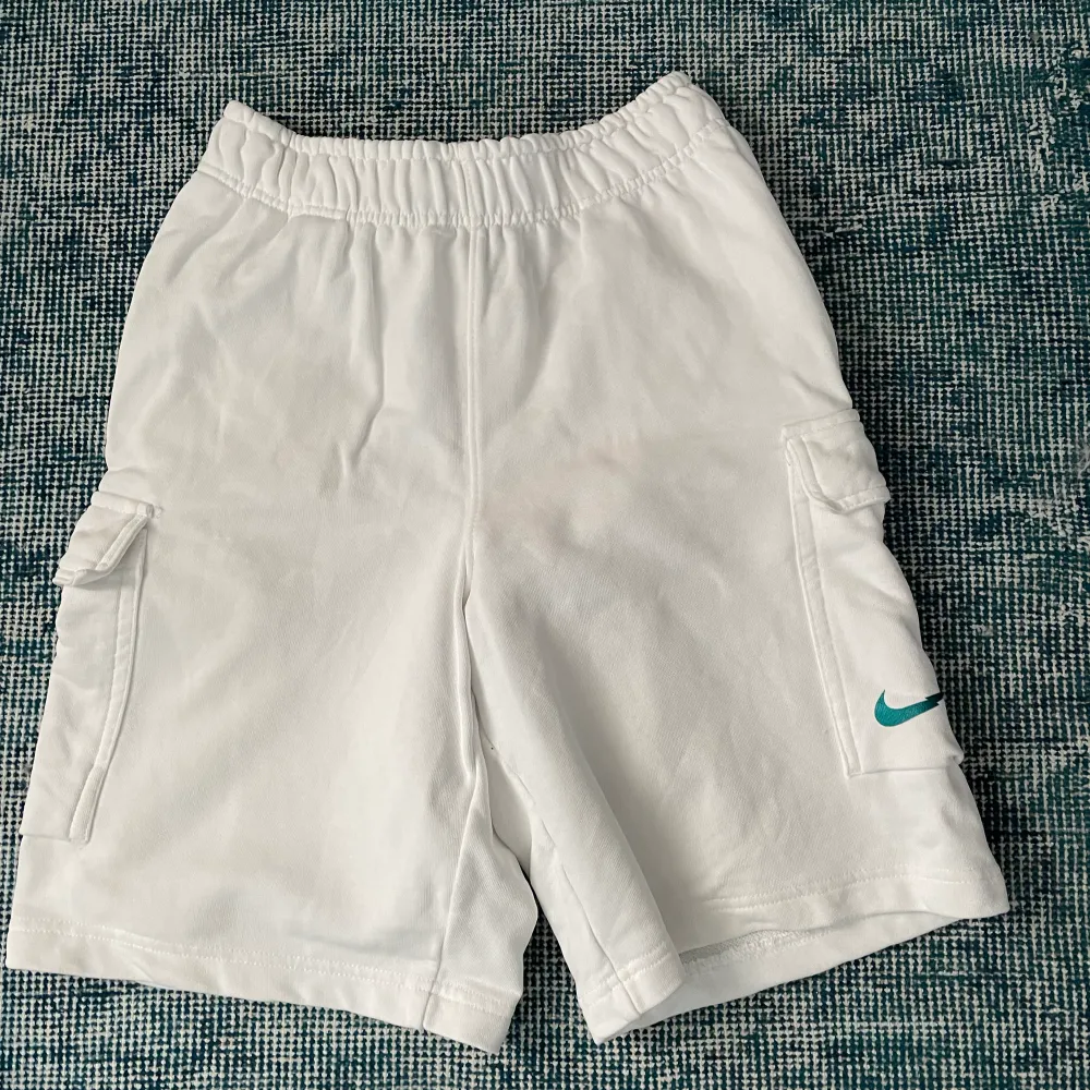 Helt oanvända Nike shorts i sotrlek xs. Passar väldigt stor i storleken så nästan som S/M. Hör gärna av dig om du är intresserad.. Shorts.