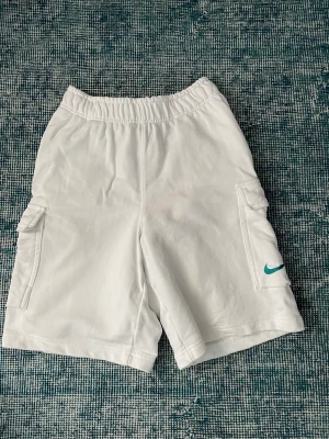 Nike Shorts oanvända - Helt oanvända Nike shorts i sotrlek xs. Passar väldigt stor i storleken så nästan som S/M. Hör gärna av dig om du är intresserad.