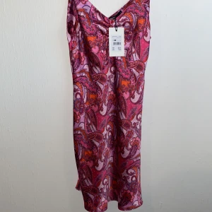 Klänning - Säljer denna klänning från bik bok som jag köpte förra sommaren. Har aldrig kommit till användning