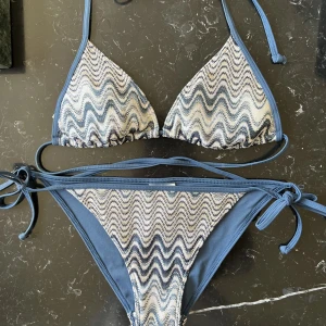 Missoni - Säljer en sjukt fin bikini (både överdel och underdel) som är helt slutsåld överallt!!😍😍 Oanvänd och har kvar klisterlappen på underdelen🥰 Missoni liknande mönster 💕Storlek 36!