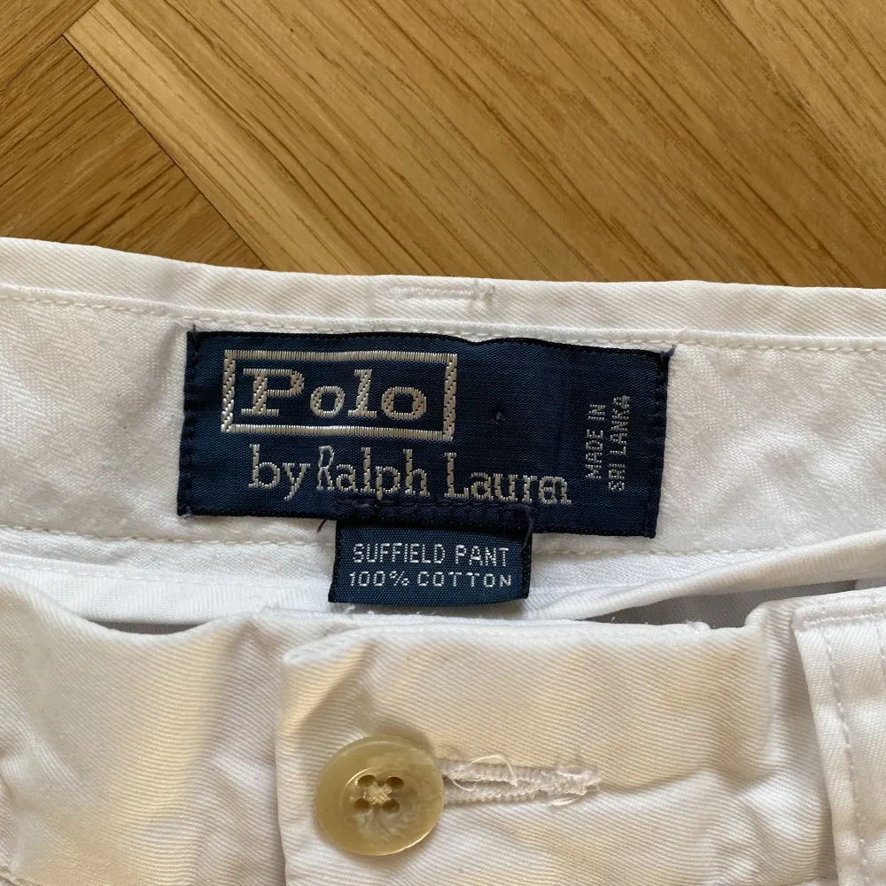 Vita chinos från Polo Ralph Lauren i gott skick. 33/33. Pris: 139kr. . Jeans & Byxor.