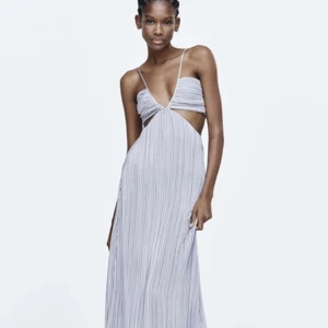 Ljusblå långklänning perfekt till sommaren!☺️ - Säljer denna ljusblå långklänningen från Zara. Man knyter den där bak i en liten rosett. Den är ALDRIG använd och prislappen sitter fortfarande på. Köpte den för 700kr☺️