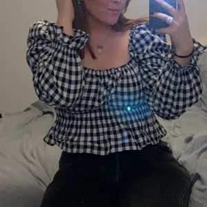 Blus från H&M - Sparsamt använd blus från H&M. Jättefin och inget att anmärka på, den kommer dock tyvärr inte till användning.