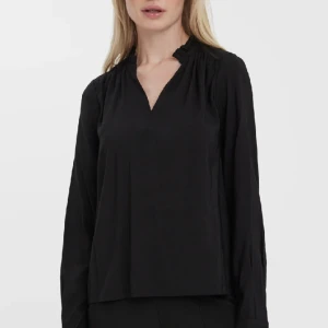 Blus - Helt ny svart blus från Vero Moda som aldrig används och har kvar prislappen. Ordpris 300 -:  