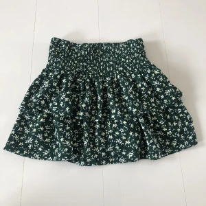 Kjol  - En blommig volangkjol från Zara. Prislapp kvar, endast testad. Storlek 152, men passar mig som vanligtvis har xxs. Säljer för 99kr! Köparen står för frakten💖