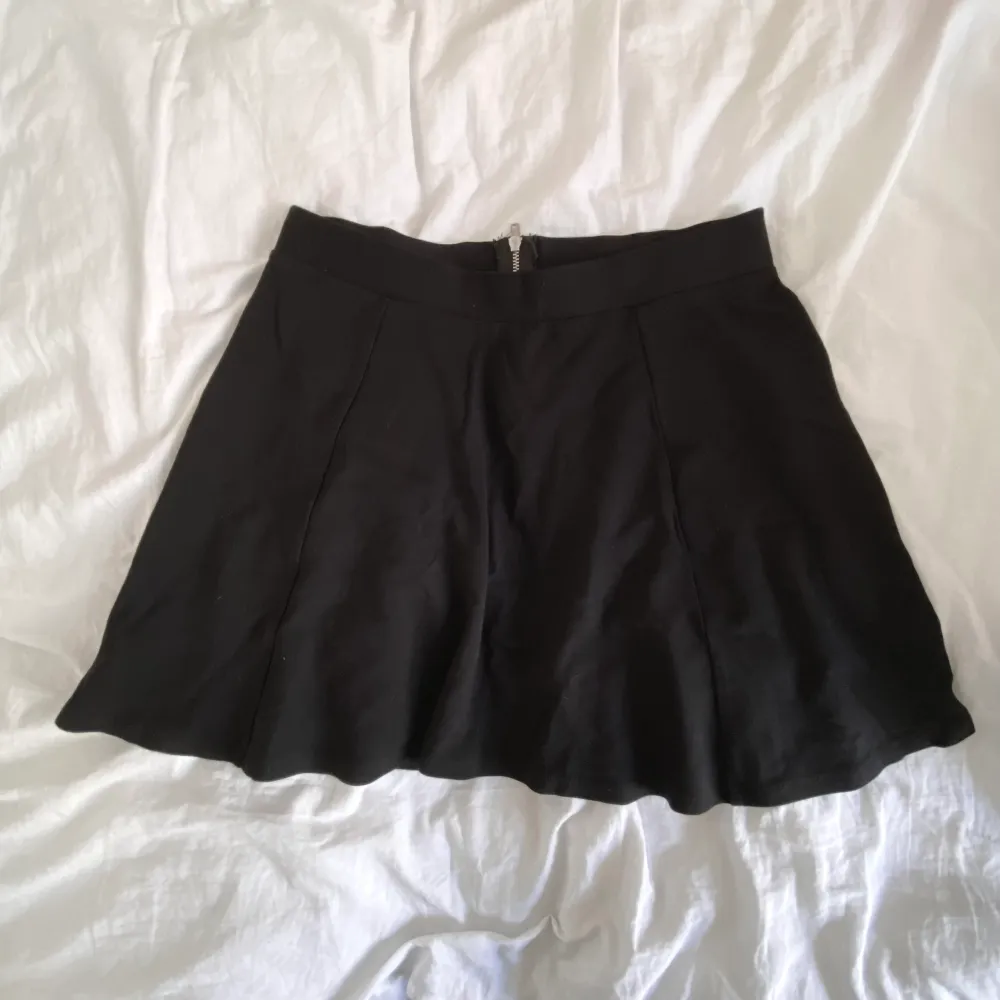 En svart kort kjol med dragkedja. Köpt via Sellpy men den är från H&M. I fint skick! Säljer pga av att den var för kort för mig.. Kjolar.