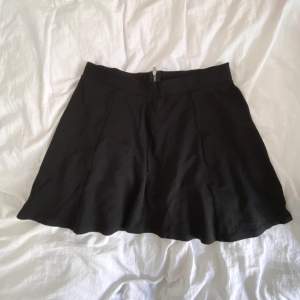 En svart kort kjol med dragkedja. Köpt via Sellpy men den är från H&M. I fint skick! Säljer pga av att den var för kort för mig.