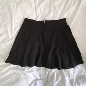 Kort kjol - En svart kort kjol med dragkedja. Köpt via Sellpy men den är från H&M. I fint skick! Säljer pga av att den var för kort för mig.