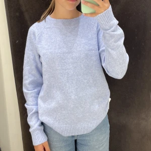 Ljusblå stickad tröja  - Intressekoll på min jättefina ljusblå stickad tröja från vero Moda. Passar perfekt till våren och sommarn🫶🏻 frakten tillkommer annars kan jag mötas upp i Stockholm. Säljer likadan i rosa!!