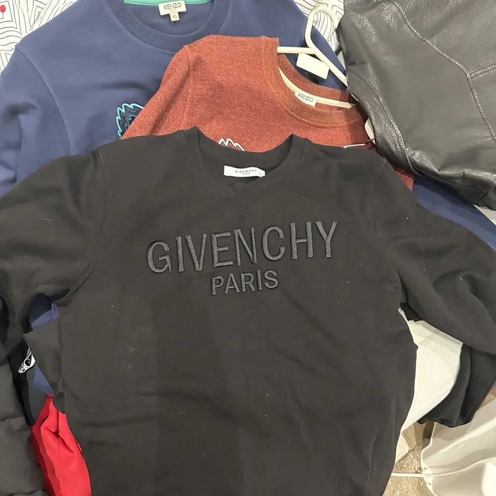 Givenchy Sweatshirt i size M passar L Cond 7/10  . Tröjor & Koftor.