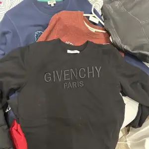 Givenchy Sweatshirt i size M passar L Cond 7/10  