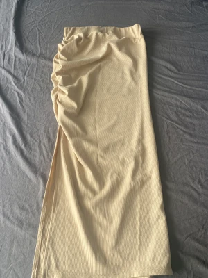 Lång kjol - Lång kjol med slits i bra skick 