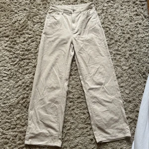 Manchester byxor  - Byxor som är i Manchester/ Jeans typ. Från Lindex och är storlek 38. 💕💗💞💓