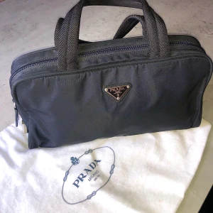 Prada väska - Superfin prada väska men kommer tyvärr inte till användning. Äkthetsbevis finns samt ingår överdraget