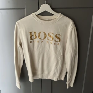 Hugo Boss tröja - Dam tröja. Storlek S men känns större. Fint skick.
