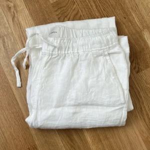 Vita linnebyxor - Linnebyxor från A Day’s March. Köptes förra året och endast använda ett fåtal gånger! Fint skick 