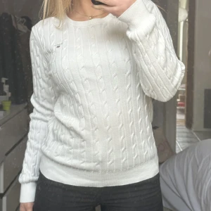 Tröja  - Vit tröja från GANT. Storlek M. Använt typ 1 gång. 💗💕💞💓 💗💞💓💕