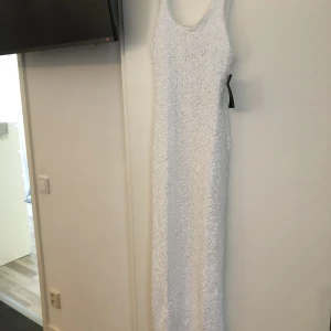 Festklänning - Festklänning/balklänning storlek M Aldrig använd, endast testad från NAKD. Paljettklänning  Slutsåld på hemsidan 