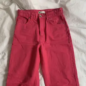 Rosa jeans med vida ben, använda 2 tillfällen. Storlek 34. Nypris 500kr