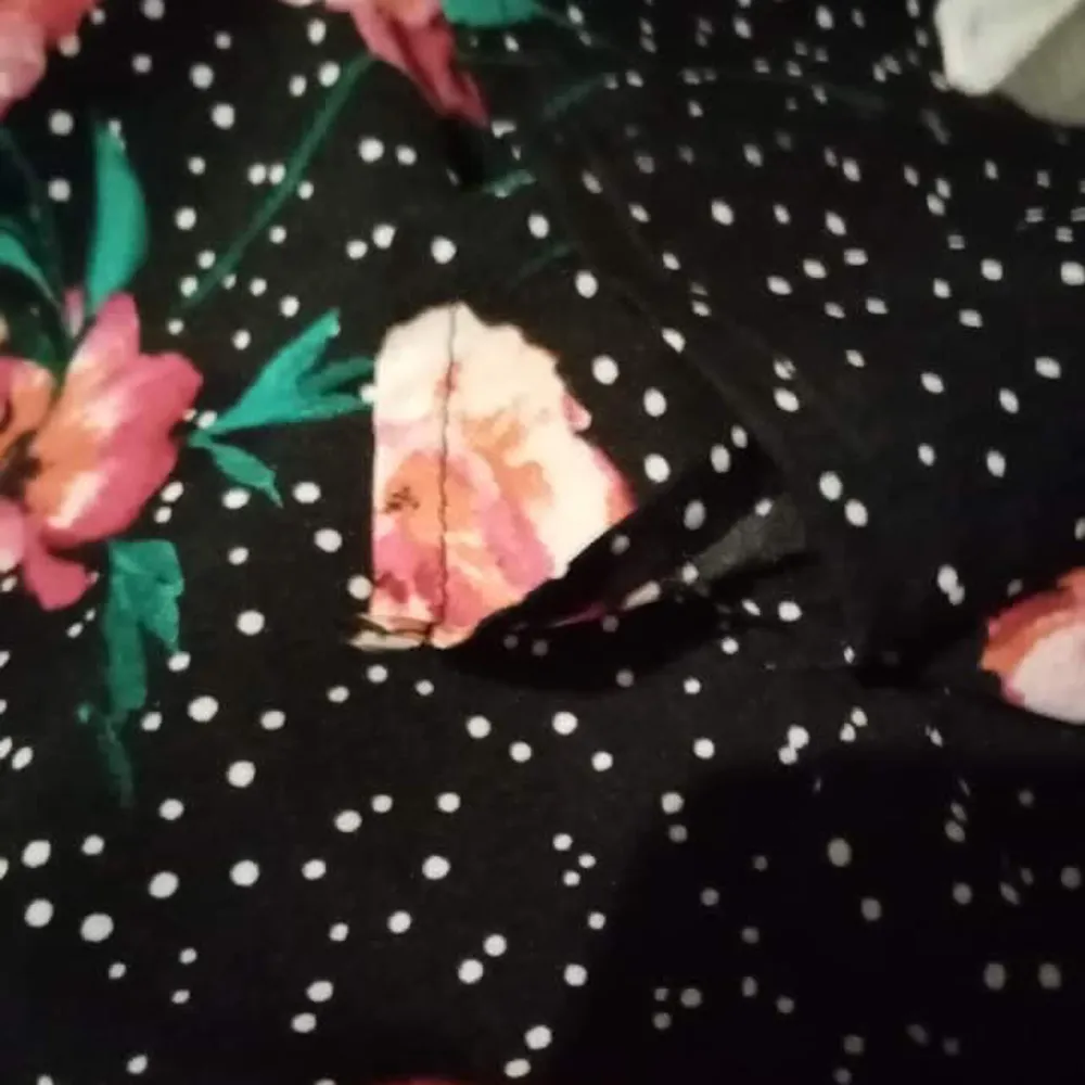 Märke :Influence Färg : Svart klänning /tunika med rosa blommor. Storlek : 24. Klänningar.
