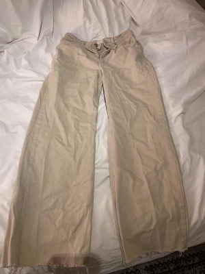 Beiga Jeans!! - Strl 38, stretchiga 💞 Raka/Vida ben. Köpta från ASOS Oanvändt skick!!