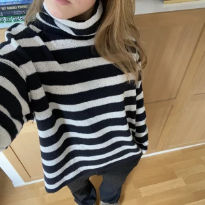 Zara stickad tröja - Randog stickad tröja från zara!!! Så skön