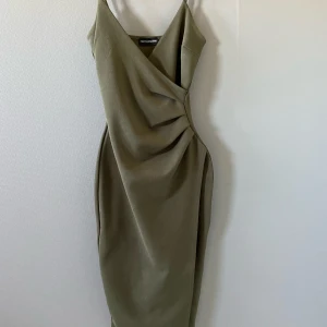 Prettylittelthing klänning  - Prettylittlething klänning i grön, man får en otrolig form i den, köparen står för frakten 