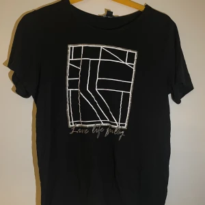 T-shirt med tryck - Svart tröja med tryck