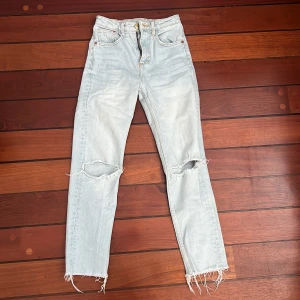 Zara mom jeans - I storlek 32, från 3 år tillbaka så det är en rätt så gammal modell men väldigt fin färg