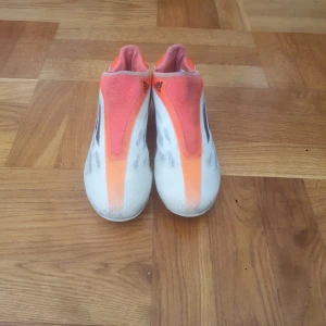 Adidas speedflow  - Fotbollskor som är använda några gånger. Skorna har inga skosnören. Skostorleken är 40.
