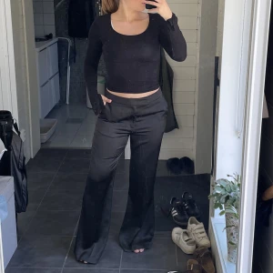 Kostymbyxor i satin - Svarta kostymbyxor i satin, strl: 42 men sitter mer som 40 skulle jag säga, low waist ✨ 150kr plus frakt