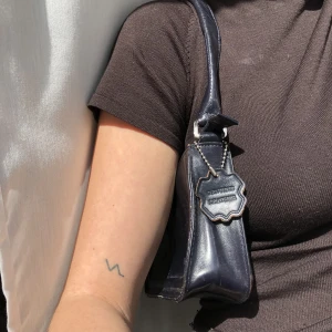 Handväska - Liten mörkblå handväska i äkta läder. 