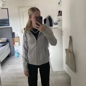 hoodie - grå hoodie i fint skick