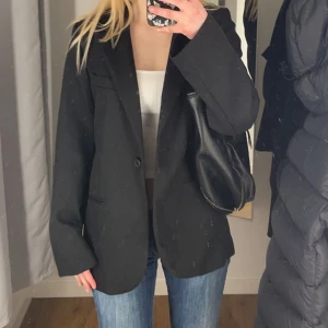 Kavaj från H&M - Säljer en kavaj från H&M i storlek XS. Aldrig använt, endast testat. Men säljer då jag ångrat mig och inte har kvar kvittot. Prislappen är kvar. Nypris 500 kr.
