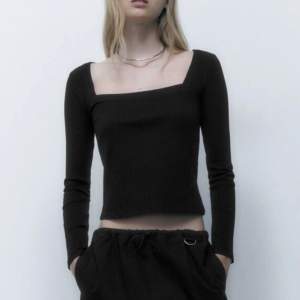 En svart tröja från Zara. Storlek L. Använd en del men ser ut som den gjorde när jag köpte den. 