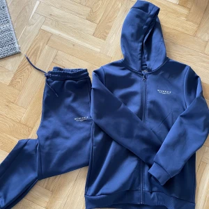 McKenzie set  - Ett marinblått set i WCT-material.