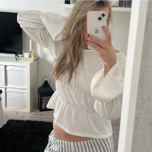 Vit blus - Vit blus från Gina tricot. Använd ca två gånger och är slutsåld på Gina nu. Perfekt att styla till finare tillfälllen men även att ha till vardags. Nypris ca 400✨