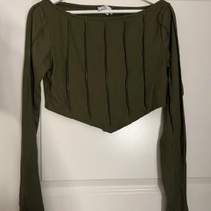 NA-KDxhannaschönberg - Tröja använd en gång.  Från Hanna schönbergs kollektion med NA-KD.  Jättefin! Lite längre armar, väldigt snyggt!