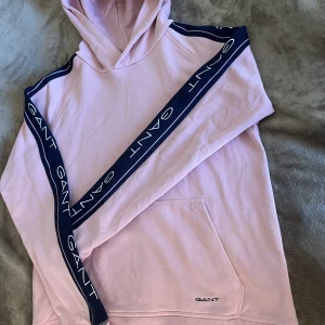 Rosa gant hoodie  - En rosa gant hoodie som aldrig är använd endast testad i storlek 170cm eller som xs-s. Är i jättefint skick och bra kvalitet. Köparen står för frakten. 