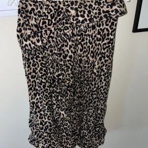 Långkjol - En knälång kjol med leopardmönster😊