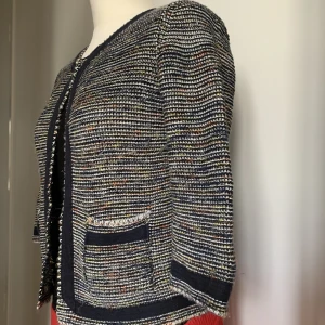 Topp - Snygg cardigan i blått med silver trådar.  Super fin på 3/4 arm 