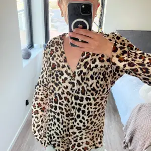 Skjorta med leopardmönster och guldiga knappar från zara😊