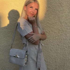 Söt klänning - Söt klänning i linne material, perfekt till sommaren, för liten för mig tyvärr. 